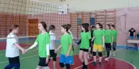 Товарищеская встреча по волейболу между сборными девушек СШ 20 и СШ 13.