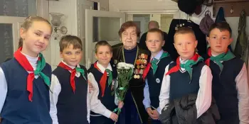 Пионеры 5 класса поздравили ветеранов с наступающим Днём Победы