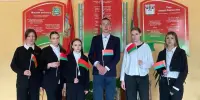 Ганаруся роднымі сімваламі