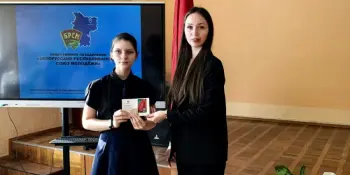 Вручение членских билетов БРСМ