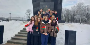 Торжественная церемония у памятника экипажу Павла Рака
