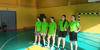 Команда девушек Средней школы №13 г. Борисова вторая в первенстве по баскетболу.